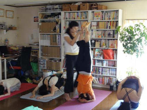 love&light　シバナンダヨガ　シールシャーサナ　ヘッドスタンド