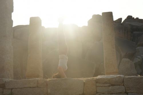 ミーラ美樹　シールシャーサナ　頭立ちのポーズ　ヘッドスタンド