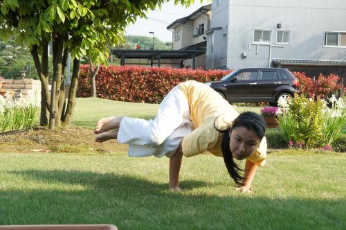 パールシュヴァ・バカーサナ　横向きの鶴のポーズ　ヨガ　アーサナ