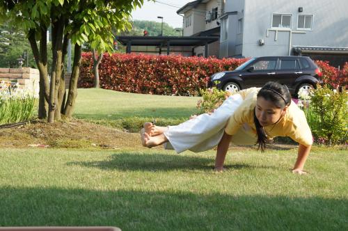 アシュタバクラーサナ　横向きの鶴のポーズ　ヨガ　アーサナ