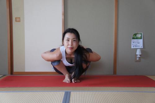 マーラーサナ　花輪のポーズ　ヨガ　アーサナ