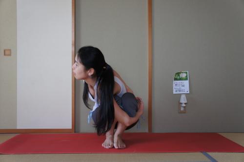 パーシャーサナ　輪縄のポーズ　ヨガ　アーサナ