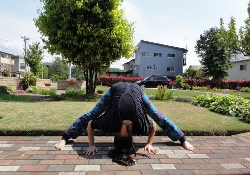 プラサーリタ・バドッターナーサナ　立って両足を伸ばすポーズ　ヨガ　アーサナ