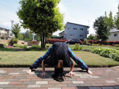 プラサーリタ・バドッターナーサナ　立って両足を伸ばすポーズ　ヨガ　アーサナ