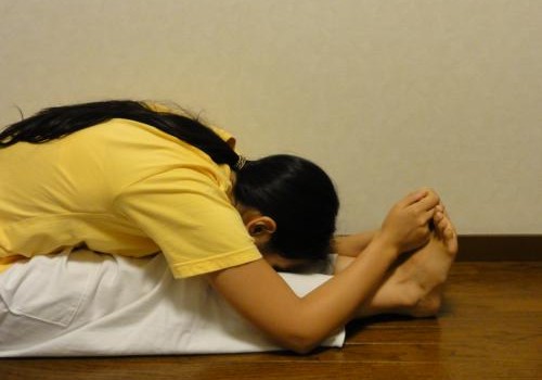 前屈　背が伸びる　パスチモッターナーサナ　西側を強く伸ばすポーズ　前屈　ヨガ　アーサナ
