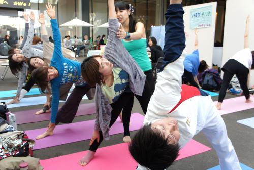 アシュタンガヨガ　ヨガッサ　yogatha　トリコナーサナ