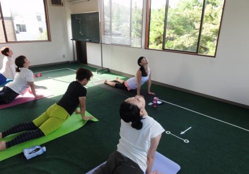 YRO　ヨガ　ランニング　ウールドヴァムカシュバナーサナ　アップドッグ　ヨガポーズ