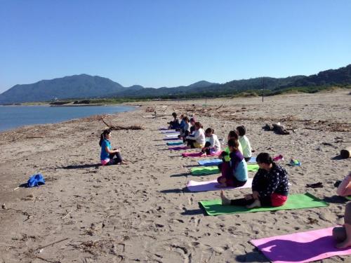 YRO　ヨガ　ランニング　ビーチヨガ　アルダマツェンドラーサナ　アーサナ