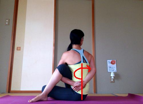 アルダマツェンドラーサナ　ヨガ　アーサナ　ミーラ美樹　yogatha