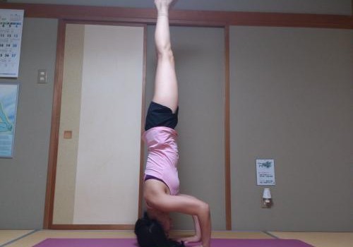 ヨガ　三点倒立　シールシャーサナ