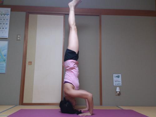 ヨガ　三点倒立　シールシャーサナ