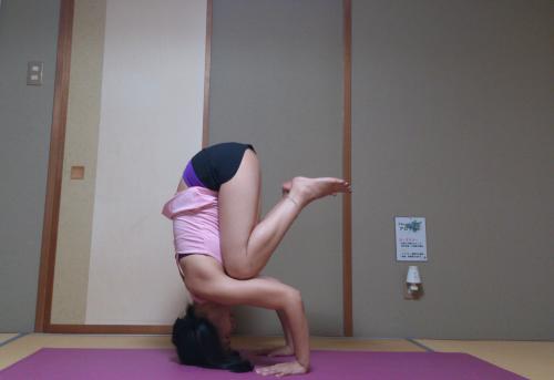 三点倒立　シールシャーサナ