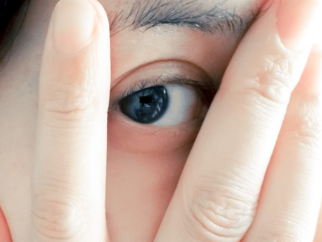 不安　目線　視線