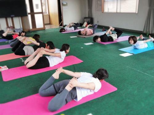 シバナンダヨガ　ダヌラーサナ　弓のポーズ　アーサナ