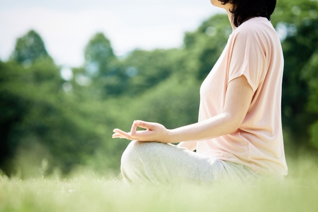 胡坐　座禅　坐禅　瞑想　ヨガ