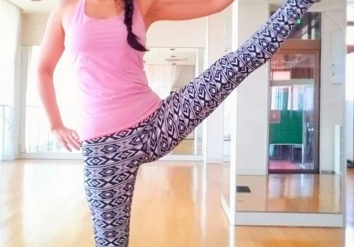 ウッティタ・ハスタ・パーダングシュターサナ