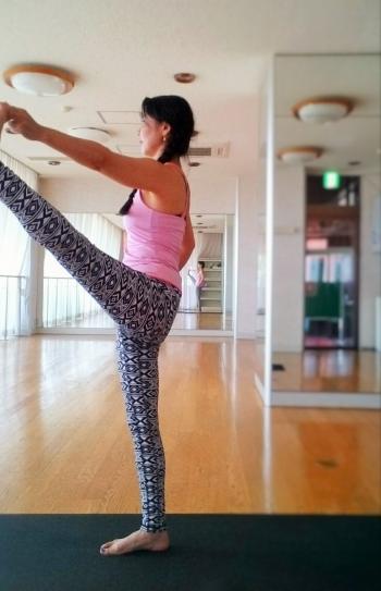 ウッティタ・ハスタ・パーダングシュターサナ