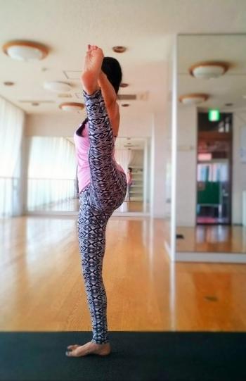 ウッティタ・ハスタ・パーダングシュターサナ