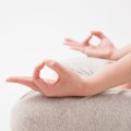 ヨガ　胡坐　瞑想　お正月
