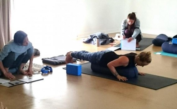 バイロンヨガセンター　プロップス　チャトランガダンダーサナ