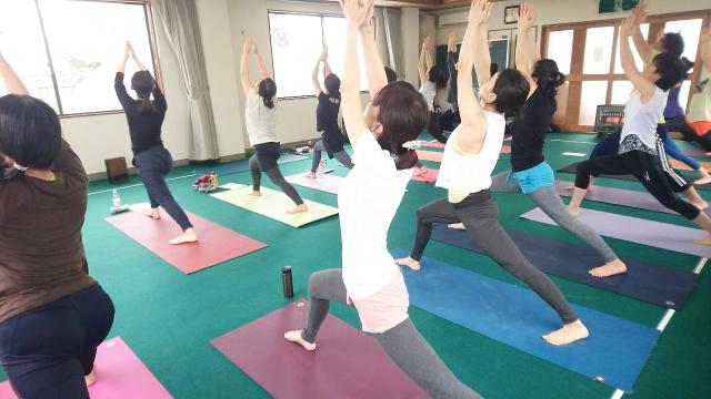 アシュタンガヨガ　アーサナ　ヴィーラバドラーサナA　戦士のポーズ1