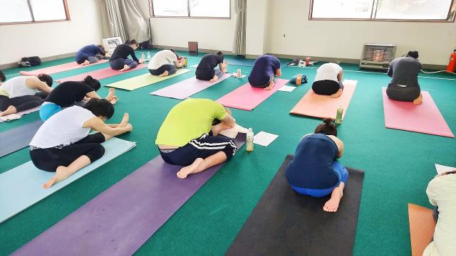 アシュタンガヨガ　アーサナ　ティリヤンムカエーカパーダパスチモッタナーサナ