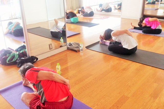 アシュタンガヨガ　アーサナ　アルダバッダパッシモッターナーサナ