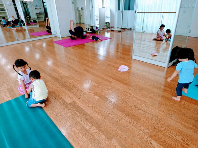 産後ママヨガ　親子ヨガ