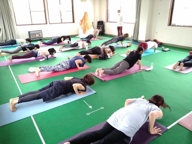 太陽礼拝＆月礼拝　ヨガ　アーサナ