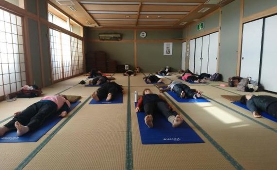 シニアヨガ　健康ヨガ