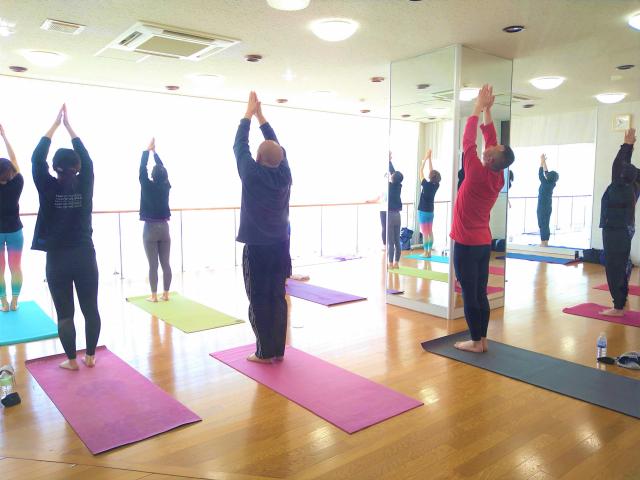 太陽礼拝　ヨガ　アーサナ